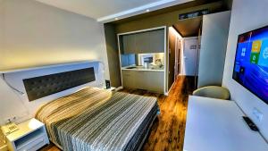 TV a/nebo společenská místnost v ubytování Billionare by Alliance Palace