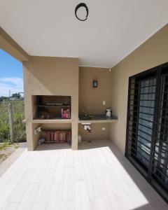 een kamer met een aanrecht en een wastafel. bij El Rincón de Gemma in Salta