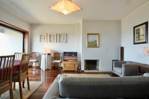 Una sala de estar con un sofá y un televisor. en sunset@leçadapalmeira, en Matosinhos