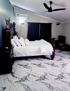 Ένα ή περισσότερα κρεβάτια σε δωμάτιο στο Virano Executive Guest House