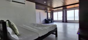 Postel nebo postele na pokoji v ubytování WHITE SEASONS RESORT AND SPA DEVBAG