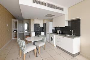 Η κουζίνα ή μικρή κουζίνα στο Kaya Stay +11 φωτογραφίες