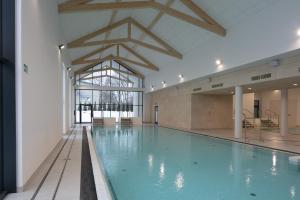 a large swimming pool in a building at Sanatorium Gryf in Połczyn-Zdrój