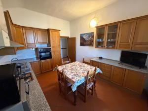 Kuchyň nebo kuchyňský kout v ubytování Molinella Appartamento Amelia & Carlo