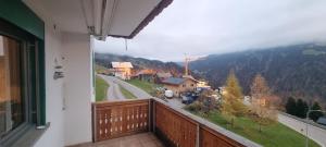 einen Balkon eines Hauses mit Bergblick in der Unterkunft Grundwert Apartment in Fontanella