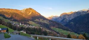 eine kurvenreiche Straße in einem Tal in den Bergen in der Unterkunft Grundwert Apartment in Fontanella + 10 Fotos