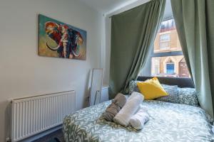 Postel nebo postele na pokoji v ubytování Stylish 4 En-Suites Stay Near Anfield Free Parking