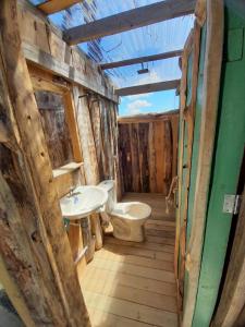 リオネグロにあるFINCA COCUYAL Hospedaje típico paisaのトイレと洗面台のあるバスルーム