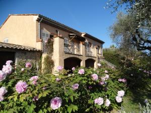 Aed väljaspool majutusasutust Villa les seringas