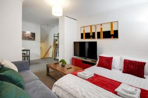 un soggiorno con divano e TV a schermo piatto di Central London 2-Bed Flat - 6min to Victoria Station a Londra