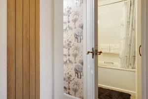 un bagno con una tenda da doccia con carta da parati raffigurante un elefante di Central London 2-Bed Flat - 6min to Victoria Station a Londra Altre 33 foto