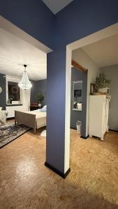 a bedroom with a bed and a blue wall at Hildes Bett in Aschersleben
