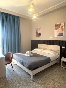 レッジョ・ディ・カラブリアにあるCharm Airportのベッドルーム(ベッド1台、青いカーテン付)