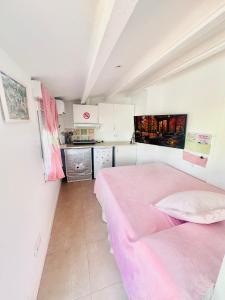 Kuchyň nebo kuchyňský kout v ubytování Habitación con baño y cocina