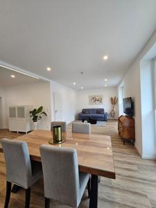 a living room with a dining table and a couch at FeWo Safari - zwischen Holstentor & Ostsee in Lübeck