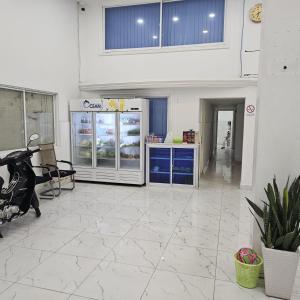 une épicerie avec un scooter garé dans une pièce dans l'établissement Indian Valley Guest House, à Sihanoukville