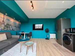 un salon avec un canapé et une table dans l'établissement Exceptional apartment near Parc des Princes, à Boulogne-Billancourt 10 autres photos