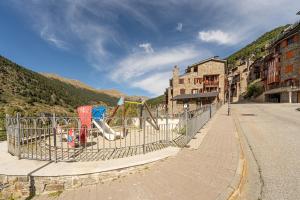 een speeltuin aan de straatkant bij A Cozy Refuge - 2min drive to slopes - 4pax in Soldeu