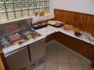 une cuisine avec un comptoir avec de la nourriture dessus dans l'établissement Double Room Tkon 8377d, à Tkon