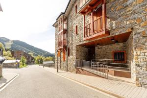 een stenen gebouw aan de straatkant bij A Cozy Refuge - 2min drive to slopes - 4pax in Soldeu