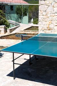 Stolní tenis v ubytování Family friendly house with a swimming pool Zavalatica, Korcula - 9476 nebo okolí