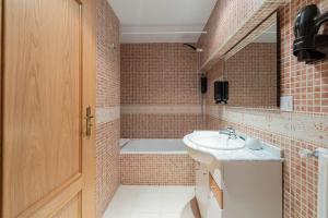 Ένα μπάνιο στο A Cozy Refuge - 2min drive to slopes - 4pax +52 φωτογραφίες