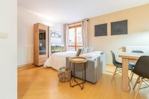 Χώρος καθιστικού στο A Cozy Refuge - 2min drive to slopes - 4pax