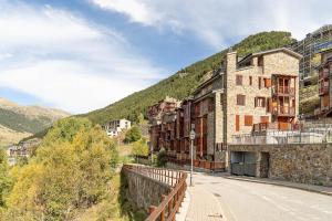 een oud gebouw aan de zijkant van een berg bij A Cozy Refuge - 2min drive to slopes - 4pax in Soldeu