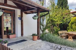 a patio with a table and potted plants at Rooms with a parking space Grabovac, Plitvice - 12835 in Rakovica