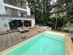 布拉格Prague Luxury Apartment的房子后院的游泳池