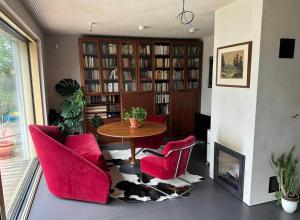 布拉格Prague Luxury Apartment的客厅配有桌子和红色椅子