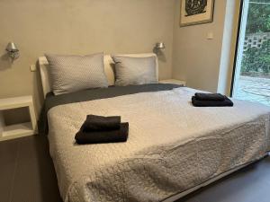 布拉格Prague Luxury Apartment的卧室里有一张床，床上放着两条毛巾。 更多8张照片