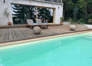 布拉格Prague Luxury Apartment的一个有两把椅子的露台和一个游泳池