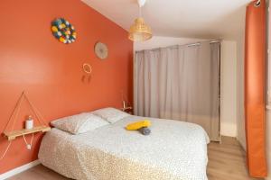 Ένα ή περισσότερα κρεβάτια σε δωμάτιο στο L'Antique - Au pied du Théâtre - 1 à 4 pers - Wifi