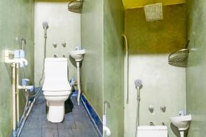 Ένα μπάνιο στο Hotel O A K Residency