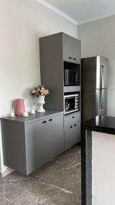 Kuchyň nebo kuchyňský kout v ubytování New House Modern Architecture 400 meters from the beach!