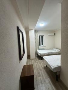 Ένα ή περισσότερα κρεβάτια σε δωμάτιο στο Алматы Транзит №1