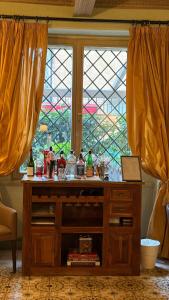 ein Zimmer mit einem Tisch und Getränken vor einem Fenster in der Unterkunft Hotiday Roma Borghese in Rom