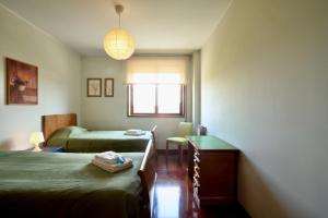 una habitación con dos camas y una ventana en sunset@leçadapalmeira, en Matosinhos
