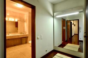 un baño con lavabo y espejo en sunset@leçadapalmeira, en Matosinhos 22 fotos más