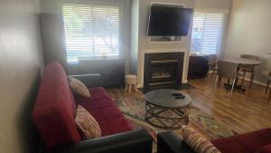 Μια τηλεόραση ή/και κέντρο ψυχαγωγίας στο Quiet Comfort Home in Silver Spring