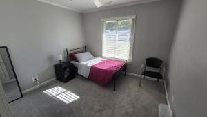 Ένα ή περισσότερα κρεβάτια σε δωμάτιο στο Quiet Comfort Home in Silver Spring