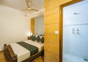 um quarto com uma cama e uma porta de vidro deslizante em Hotel Rajmandir em Jaisalmer mais 60 fotografias