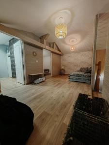 ein großes Wohnzimmer mit Holzboden und einer Couch in der Unterkunft Jolie Maison au 34 centre-ville in Angoulême