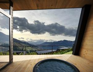 une chambre avec vue sur les montagnes dans l'établissement Emshir Villas, à Krasnik