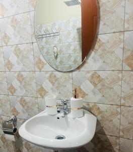 un baño con lavabo y espejo en Zuri home 2, en Kampala