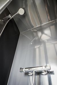 y baño con ducha y micrófono. en "Lammermuir" Rock & Castle Escapes, en Whitekirk