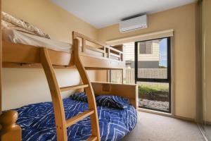 Etagenbett in einem Zimmer mit Etagenbett in der Unterkunft Amazing Views in Surf Beach