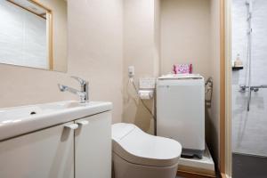 a white bathroom with a toilet and a sink at Just a short walk 心斎橋 Glico Sign 1min 道頓堀30-second 黒門市場 難波駅 Dotonbori Guesthouse 松の阁 in Osaka