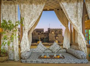 um sofá em uma sala com vista para um prédio em Hotel Rajmandir em Jaisalmer